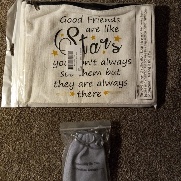 NWT Set of 2 Friensdhip bags & 2 keychains - Picture 2 of 6